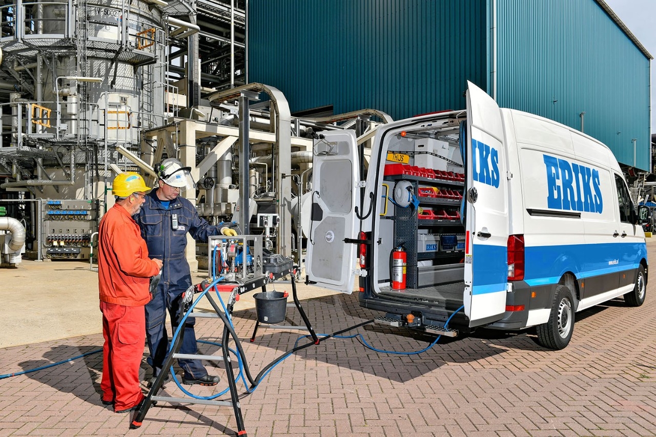 ERIKS Field Service Team op locatie voor slangeninspectie, test en keuring ERIKS Field Service Team op locatie voor slangeninspectie, test en keuring, in gesprek met engineer on site