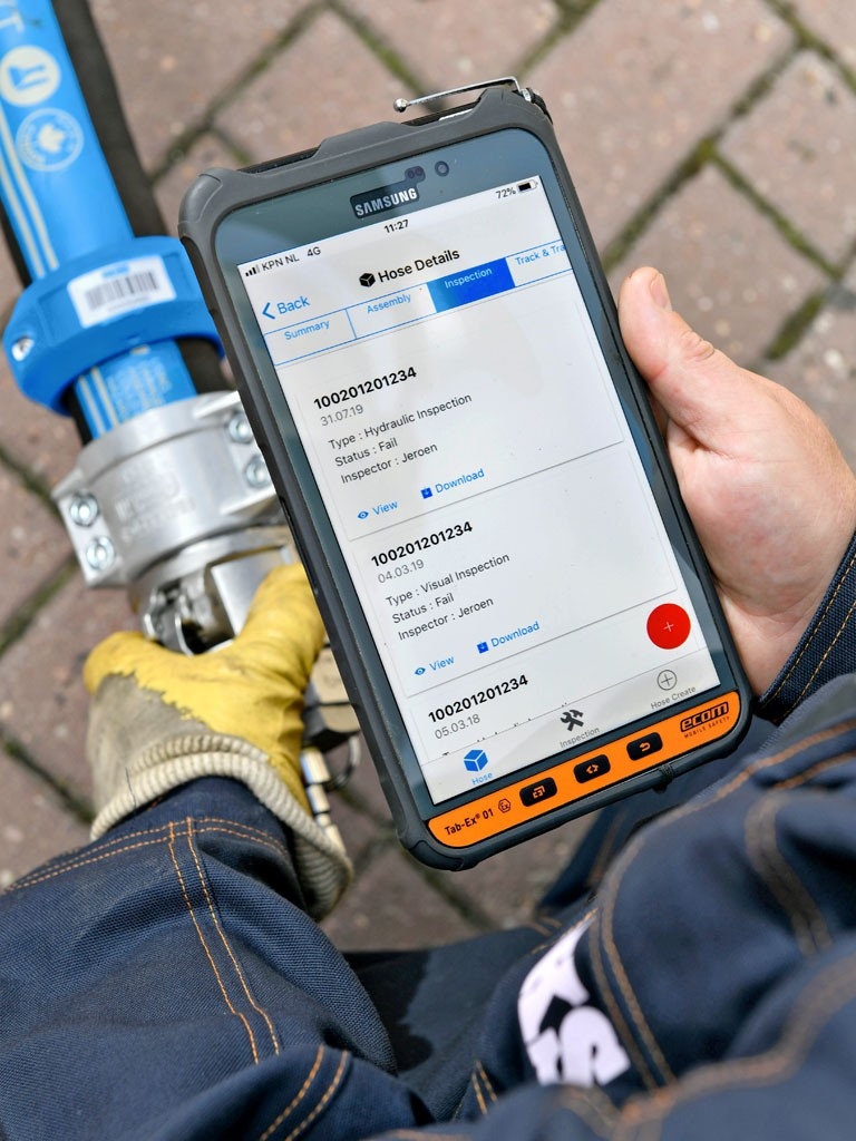 Inspectie slangen Het ERIKS Field Service Team test een slang onsite met behulp van testdata via tablet