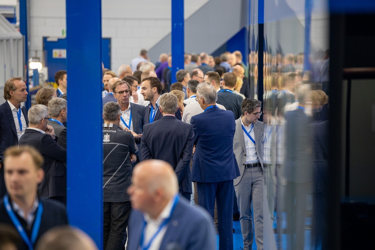Groepen relaties worden rondgeleid langs de Clean Manufacturing Facility