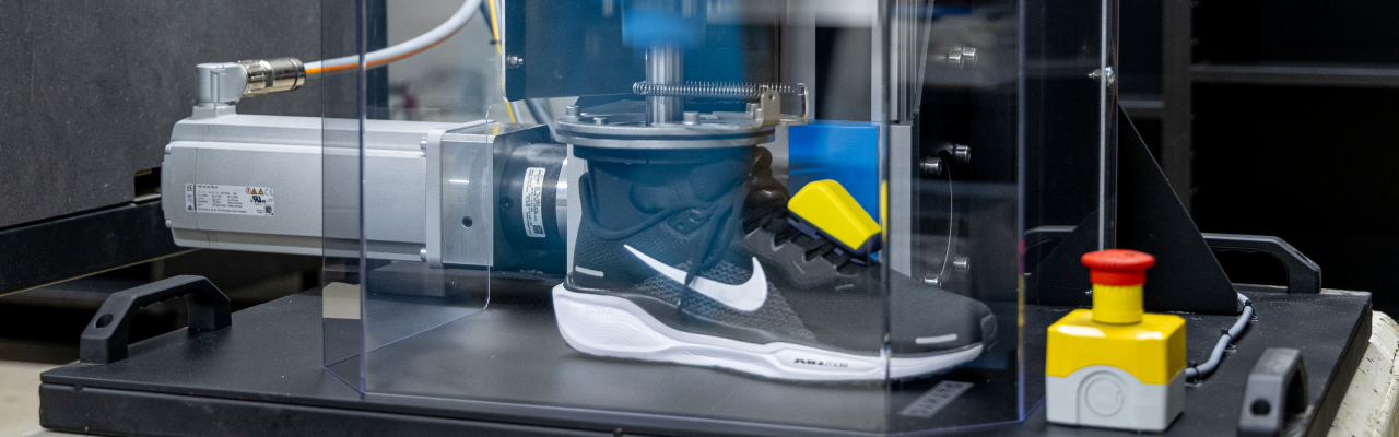 Installatie van metaal en grote, blauwe slangen