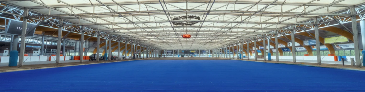 Installatie van metaal en grote, blauwe slangen