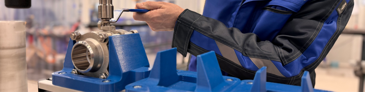 Installatie van metaal en grote, blauwe slangen